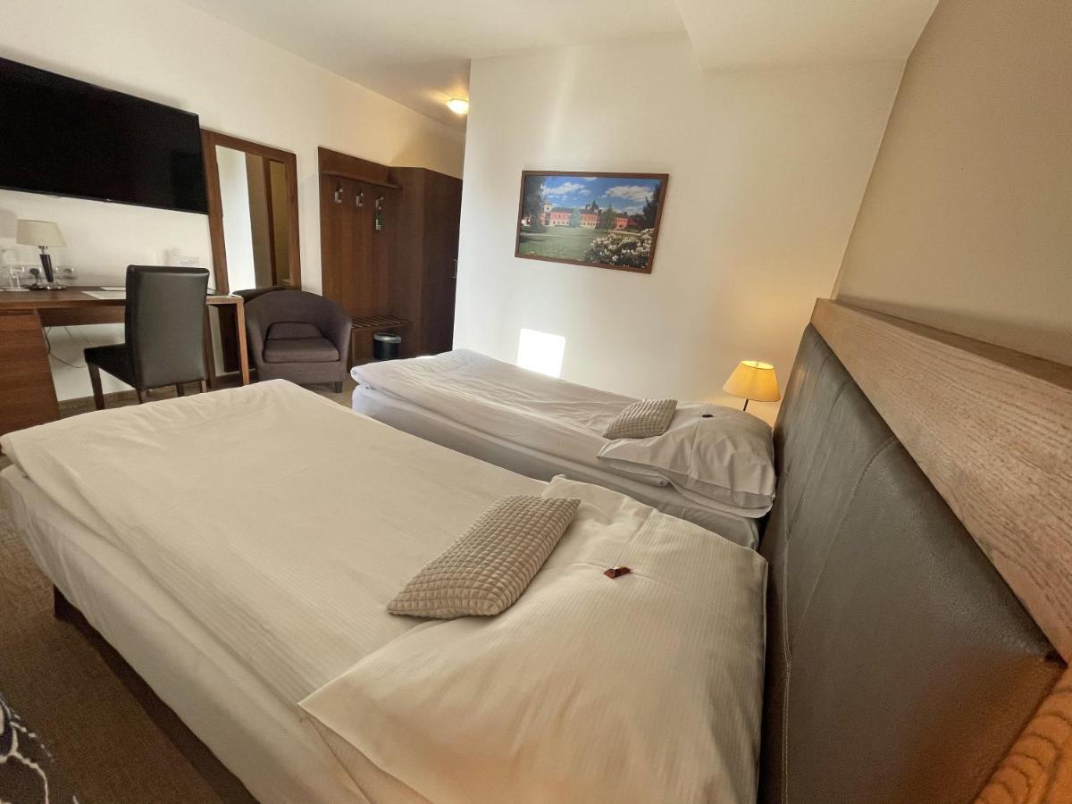 Hotel U Kvapilu Mnichovo Hradiště Exteriör bild